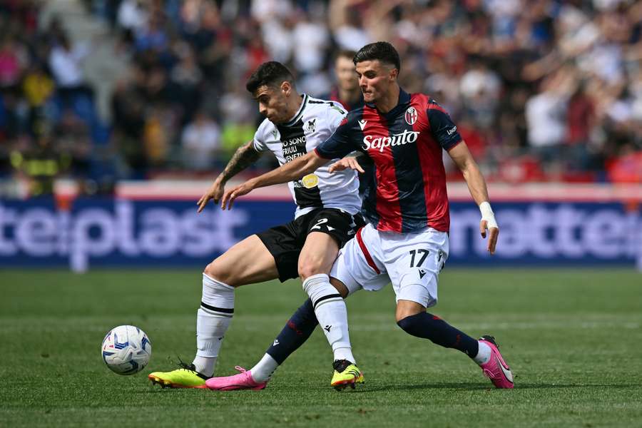 Martin Payero of Udinese is challenged by Oussama El Azzouzi of Bologna 