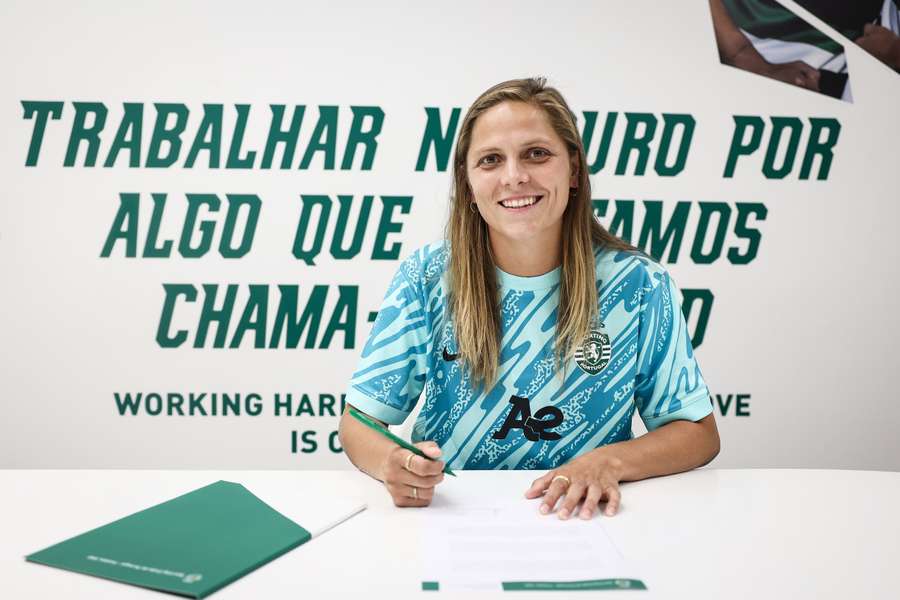 Anna Wellmann na assinatura do contrato com o Sporting