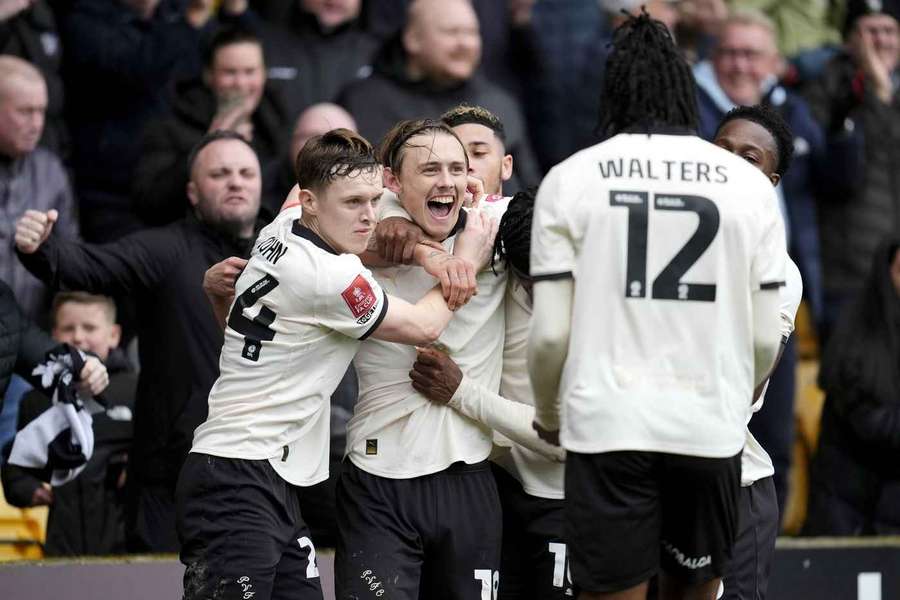 Port Vale stun Sunderland to reach FA Cup quarter-finals Port Vale stun Sunderland to reach FA Cup quarter-finals