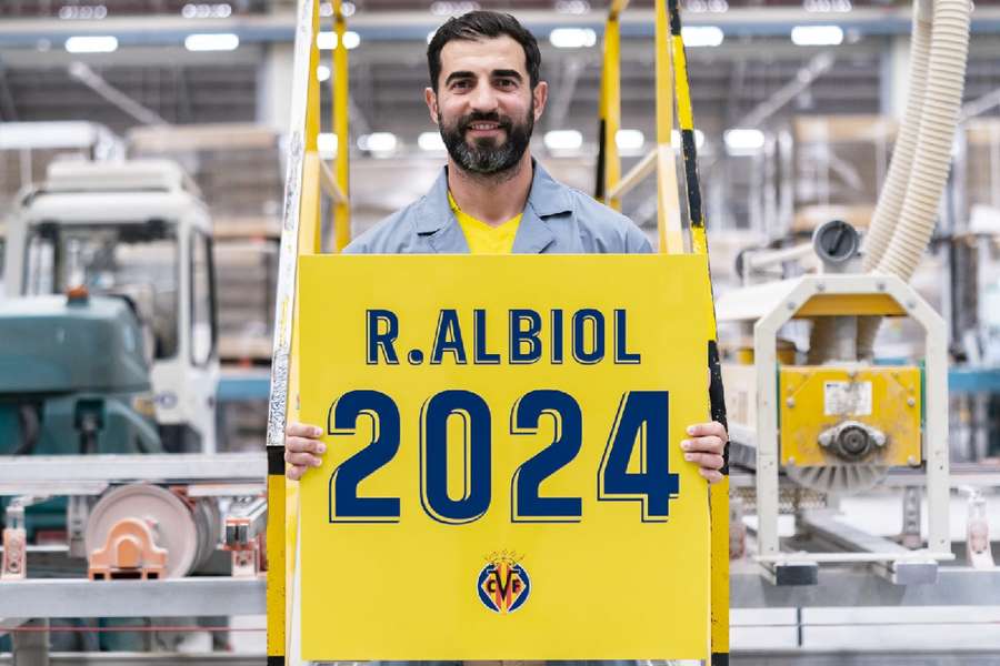 Raúl Albiol fica ligado ao Villarreal por mais um ano, até junho de 2024.