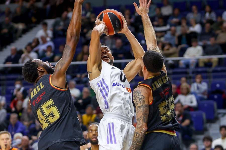 Mike James anotó 28 puntos y también ayudó en defensa a su equipo.