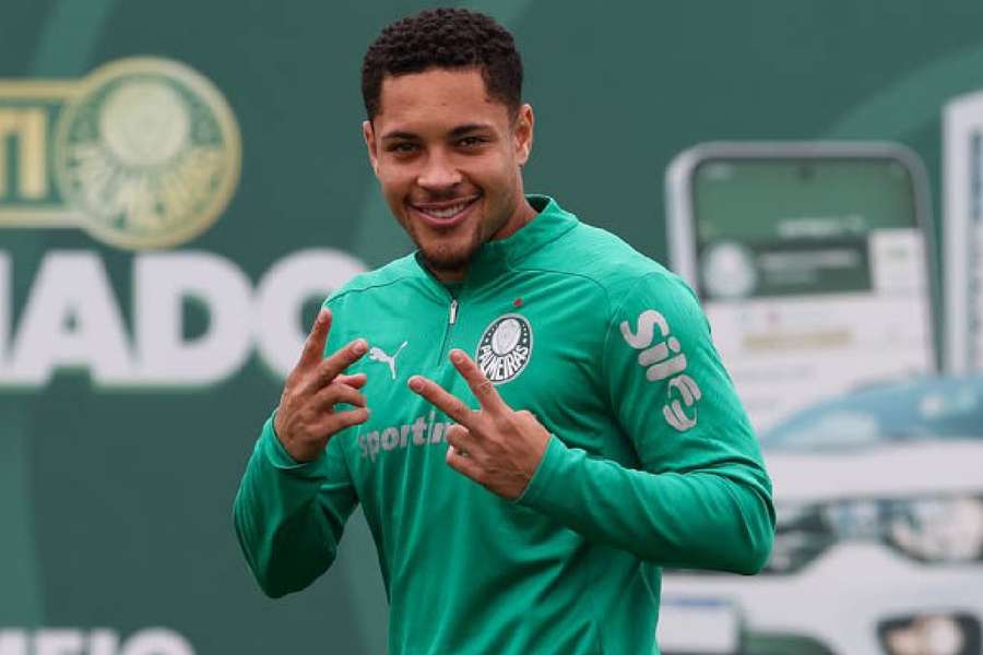 Vitor Roque, destaque do Palmeiras, durante treinamento na Academia