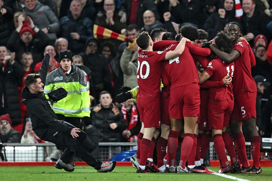O momento em que o adepto choca contra os jogadores do Liverpool que festejavam o golo