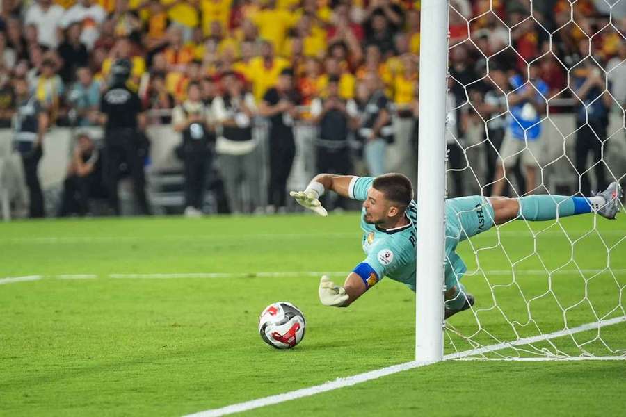 Mateusz Lis zatrzymał drużynę Mourinho, obronił karnego w doliczonym czasie