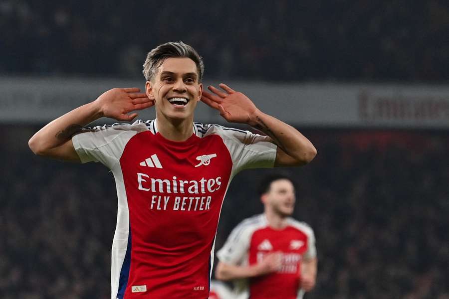 Trossard comemora gol marcado sobre o Tottenham 
