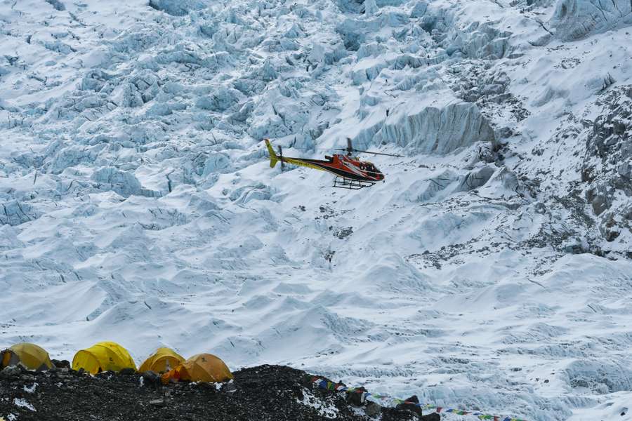 O Nepal retoma os voos de helicóptero de salvamento para o Evereste