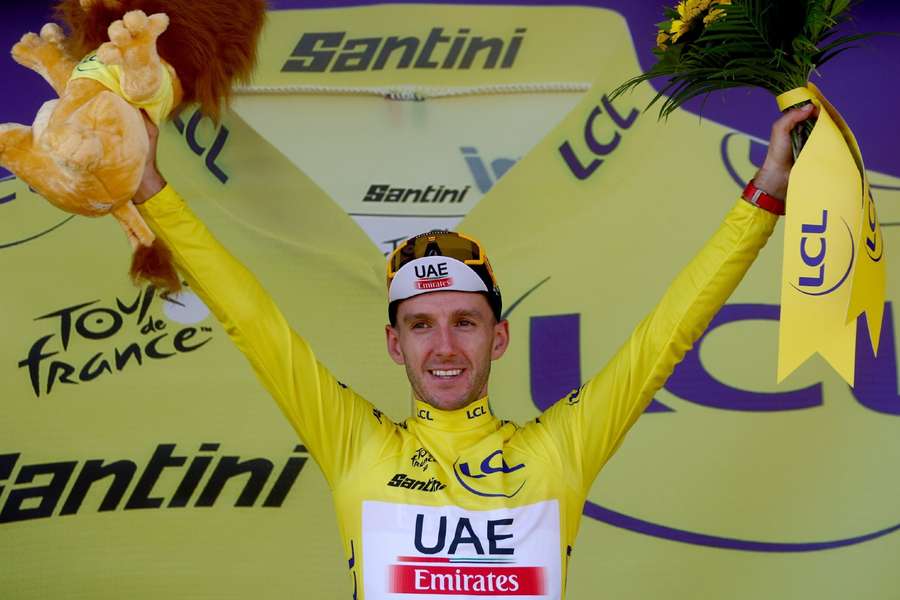 Adam Yates viert zijn gele trui na de derde etappe van de Tour