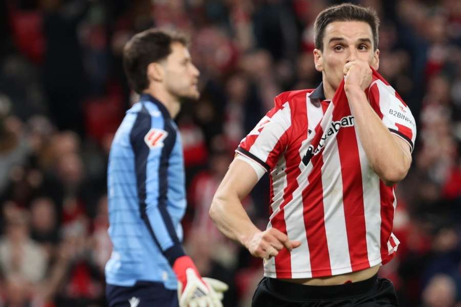 Ruiz de Galarreta celebra su gol, con Remiro en segundo plano