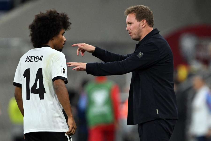 Julian Nagelsmann (r.) im Gespräch mit Karim Adeyemi (l.)