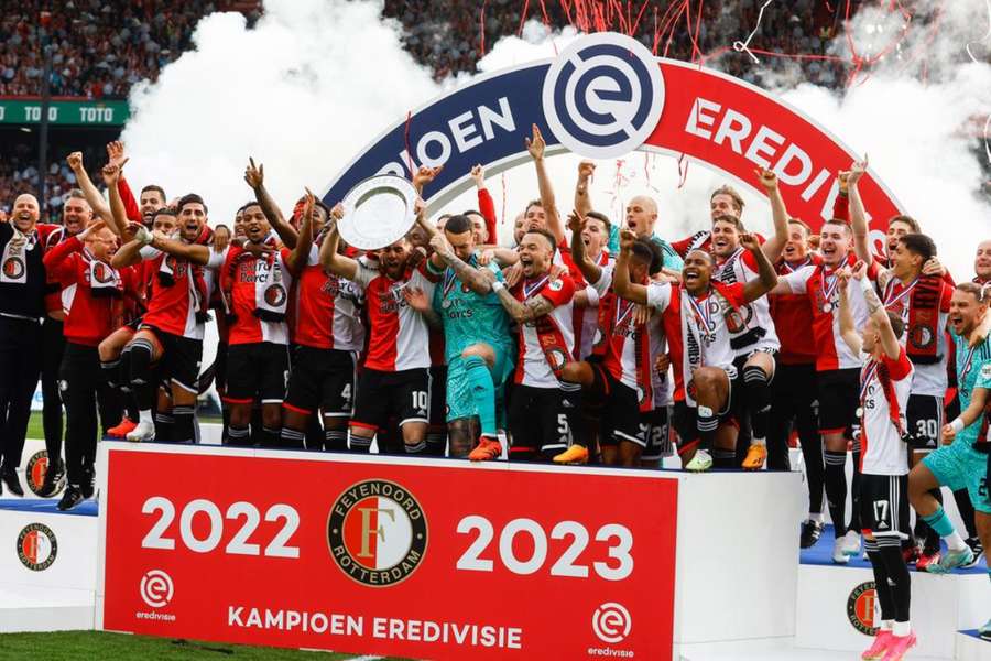 Jogadores do Feyenoord celebram o caneco da Eredivisie