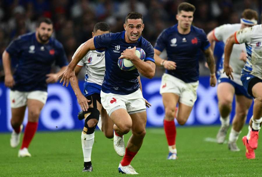 France scrum-half Baptiste Couilloud runs with the ball