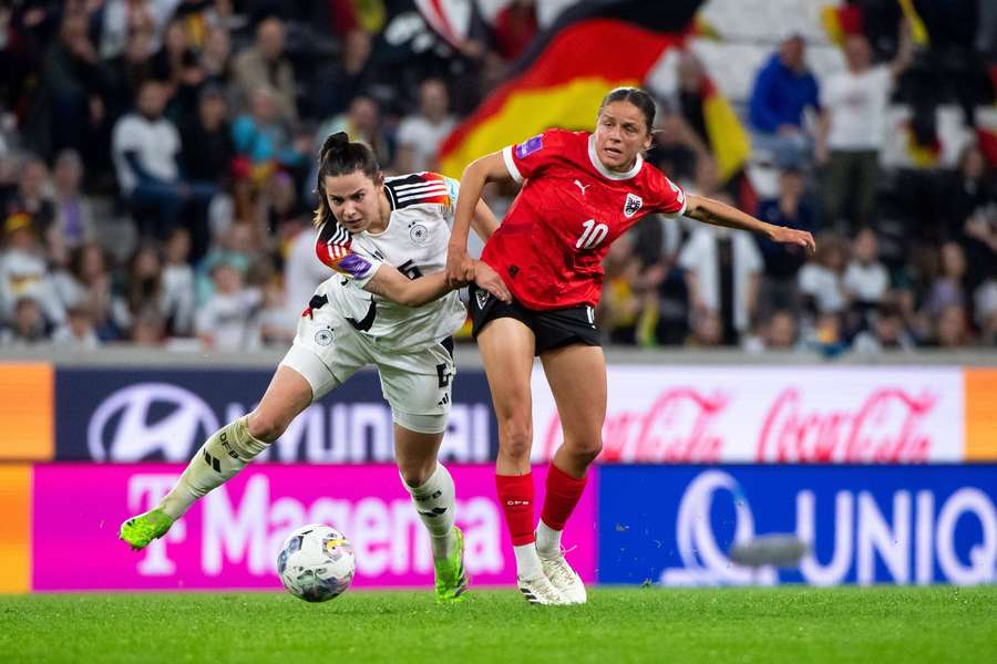 Laura Feiersinger (r.) im Duell mit der deutschen Nationalspielerin Lena Oberdorf (l.).