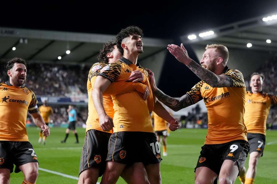 Jogadores do Hull celebram um golo vital Jogadores do Hull celebram um golo vital