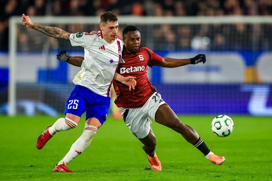 Bogdan Racovitan a Kevin-Prince Milla v zápase Sparty s Rakówem. Bogdan Racovitan a Kevin-Prince Milla v zápase Sparty s Rakówem.