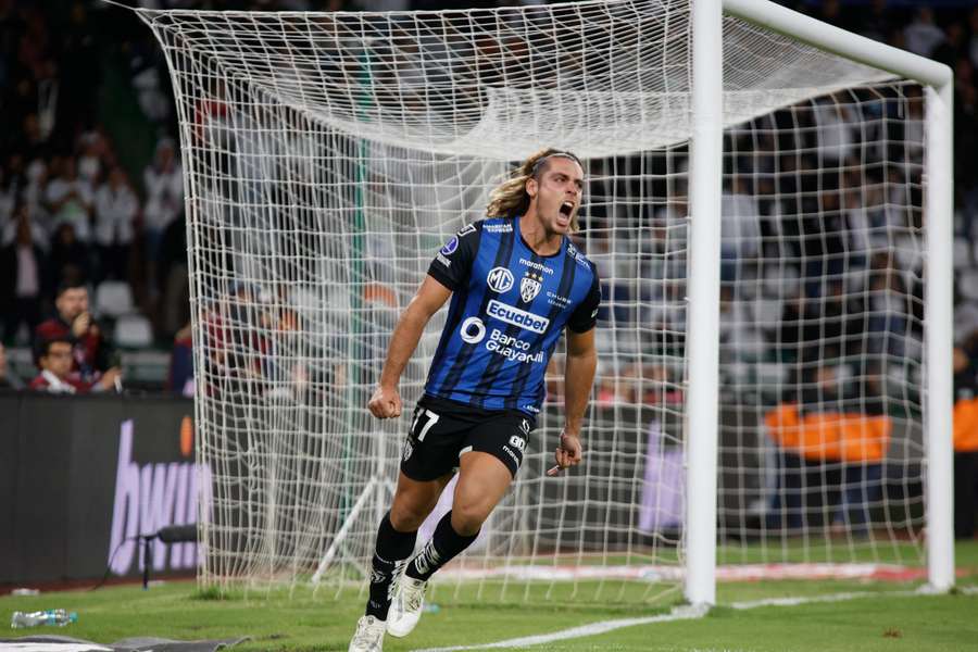 Spinelli celebra con efusividad