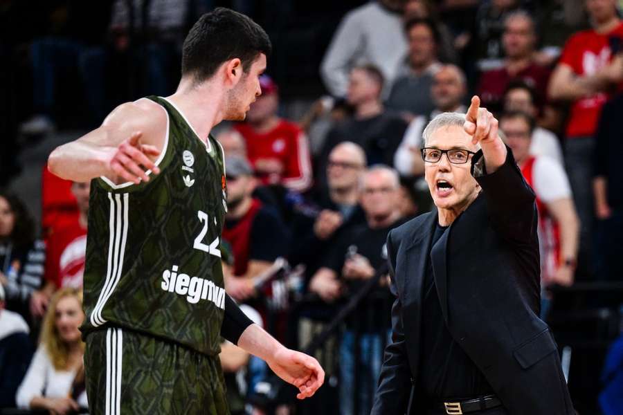 Gordon Herbert (r.) war mit der Leistung der Bayern gegen Fenerbahce nicht zufrieden.