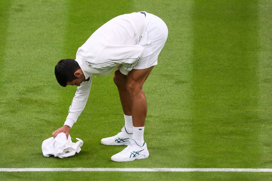 Nole war sich nicht zu schade, half mit dem Handtuch ein bisschen mit.