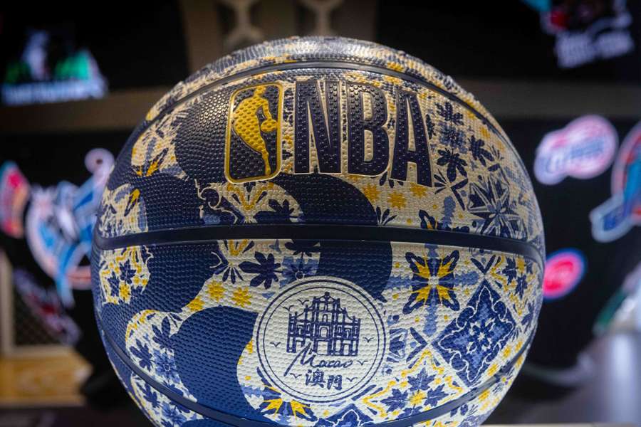 Un balón de la NBA en China
