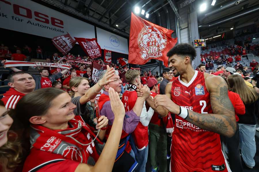 Die Bamberg Baskets feiern den Erfolg über Alba Berlin.
