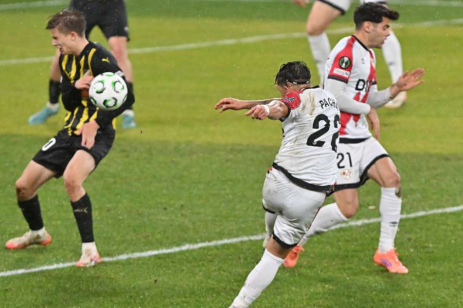 El Pacha disparando a portería