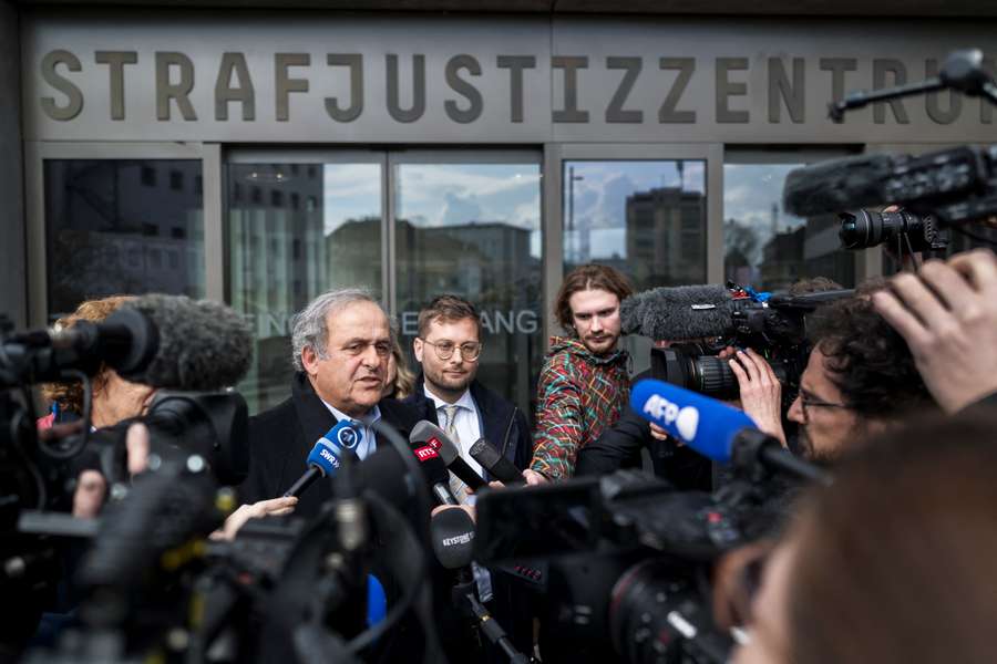 Michel Platini à saída do tribunal