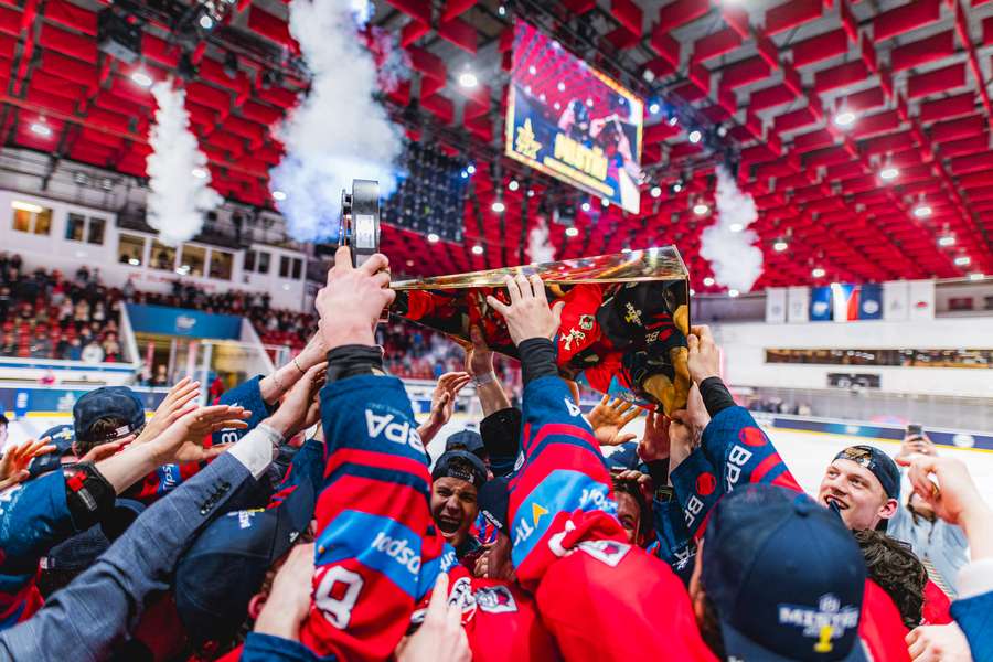 Radost hokejistů UK z vítězství v ULLH.