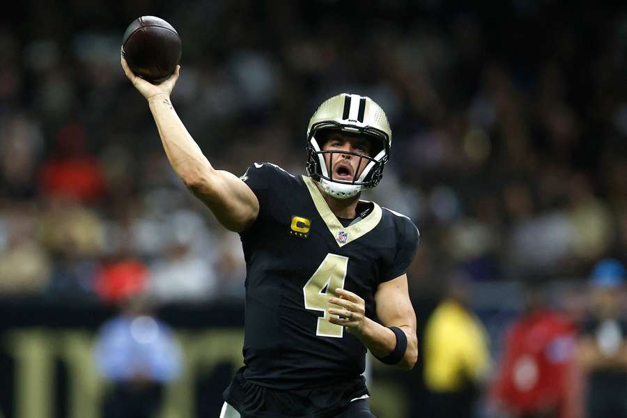 Derek Carr intenta un pase durante el partido ante los Panthers