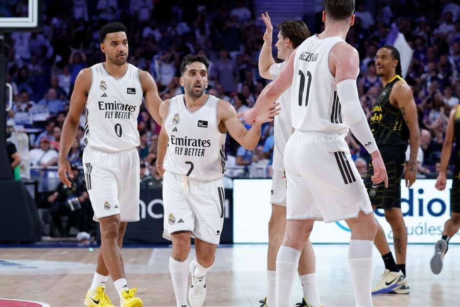 Campazzo celebra una canasta con sus compañeros ante La Laguna Tenerife