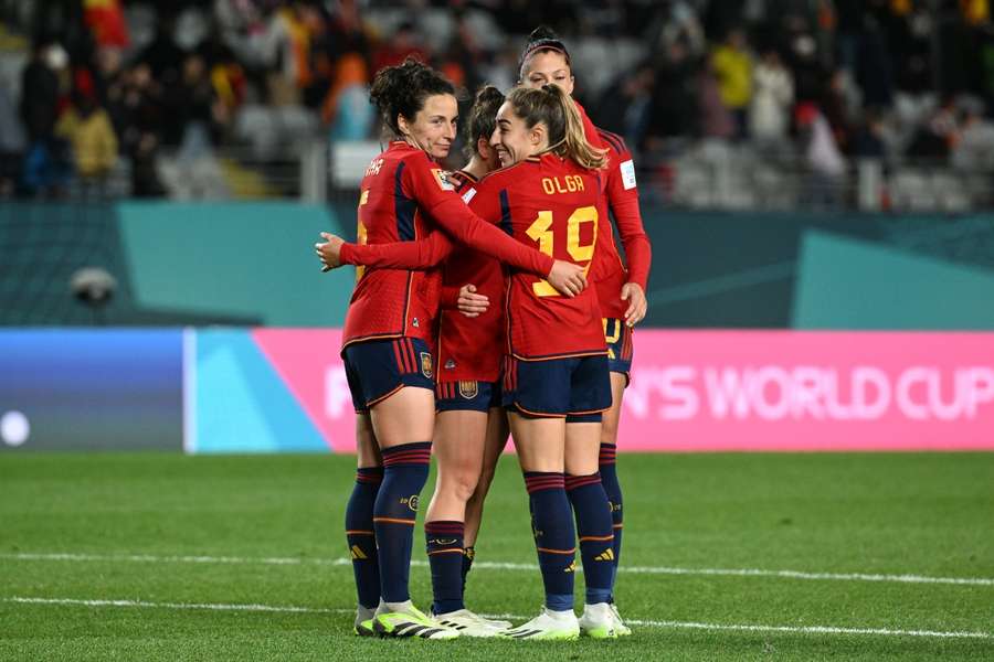 La Spagna festeggia uno dei suoi gol contro lo Zambia