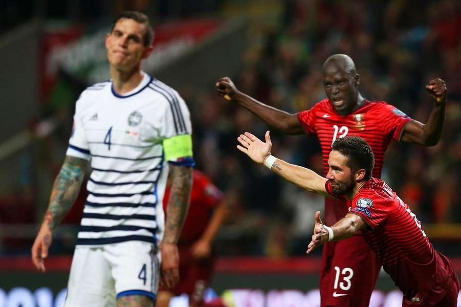 João Moutinho festeja o golo contra a Dinamarca