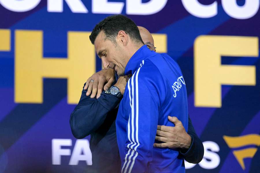 Scaloni e o abraço em De la Fuente antes da final Scaloni e o abraço em De la Fuente antes da final