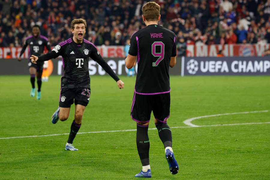 El delantero inglés del Bayern de Múnich #09 Harry Kane (dcha.) celebra el primer gol.