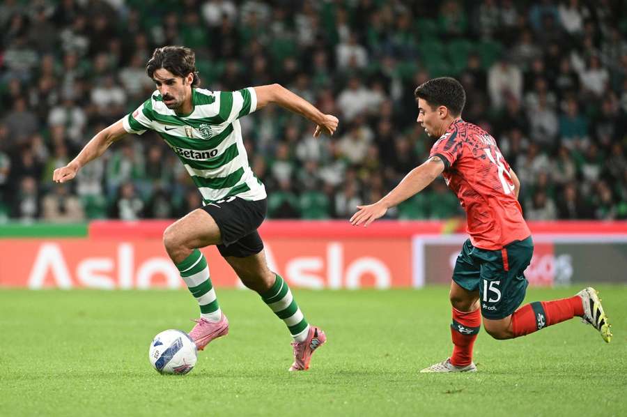Francisco Trincão em ação diante do Moreirense