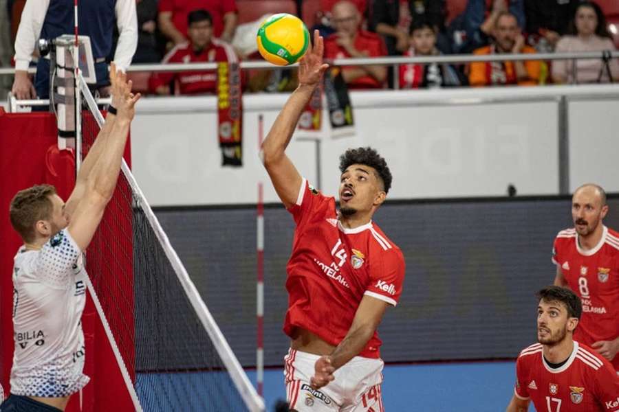 Benfica fecha grupo C no último lugar, com dois pontos