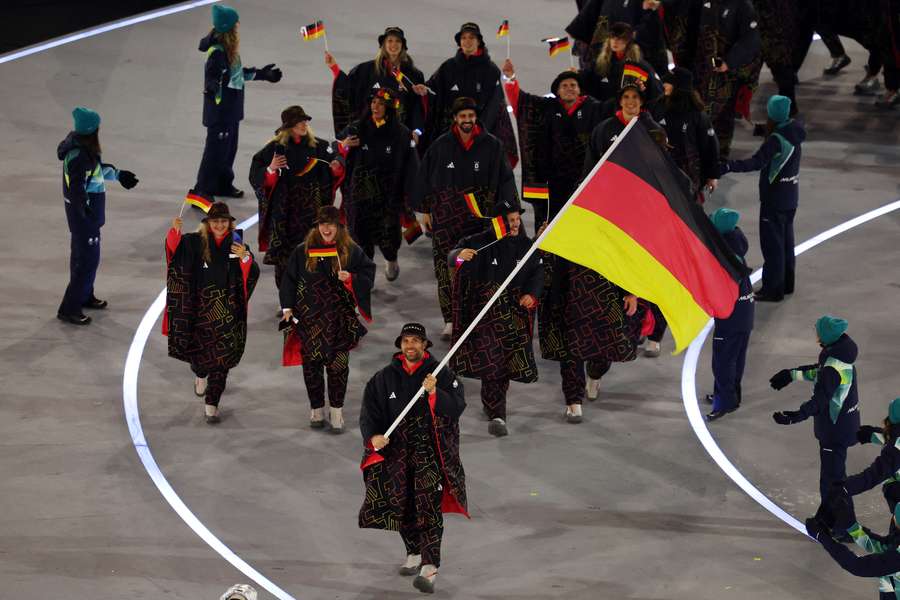 Leon Draisaitl als Fahnenträger im Einsatz