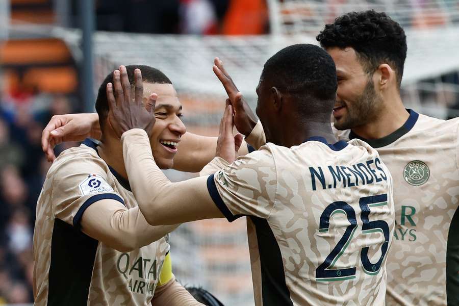 Mbappé viert een goal met Nuno Mendes en Gonçalo Ramos