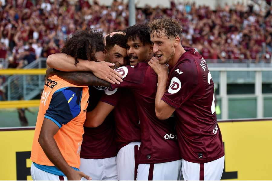 Che Adams celebrates with teammates after scoring