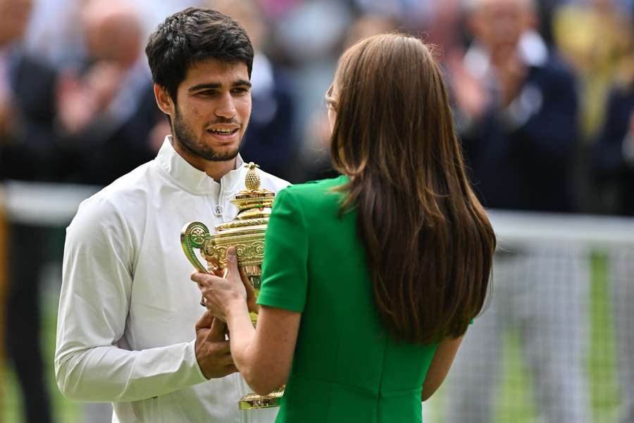 Britain's Catherine, Princess of Wales, presents the winner's trophy to Spain's Carlos Alcaraz