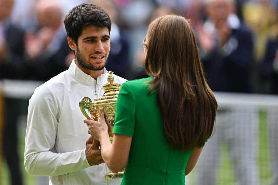 Prințesa de Wales, Catherine a Marii Britanii, îi prezintă trofeul câștigătorului spaniolului Carlos Alcaraz