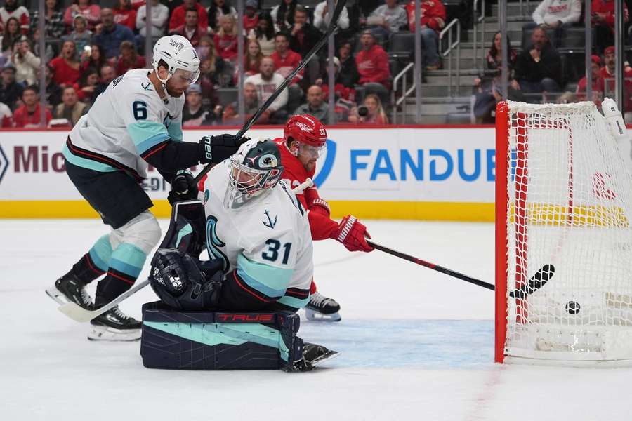 Grubauer (31) musste drei Treffer hinnehmen Grubauer (31) musste drei Treffer hinnehmen