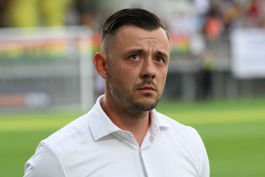 Tréner Czibor sa so svojím tímom z víťazstva v aktuálnom ročníku ešte neradoval. Tréner Czibor sa so svojím tímom z víťazstva v aktuálnom ročníku ešte neradoval.