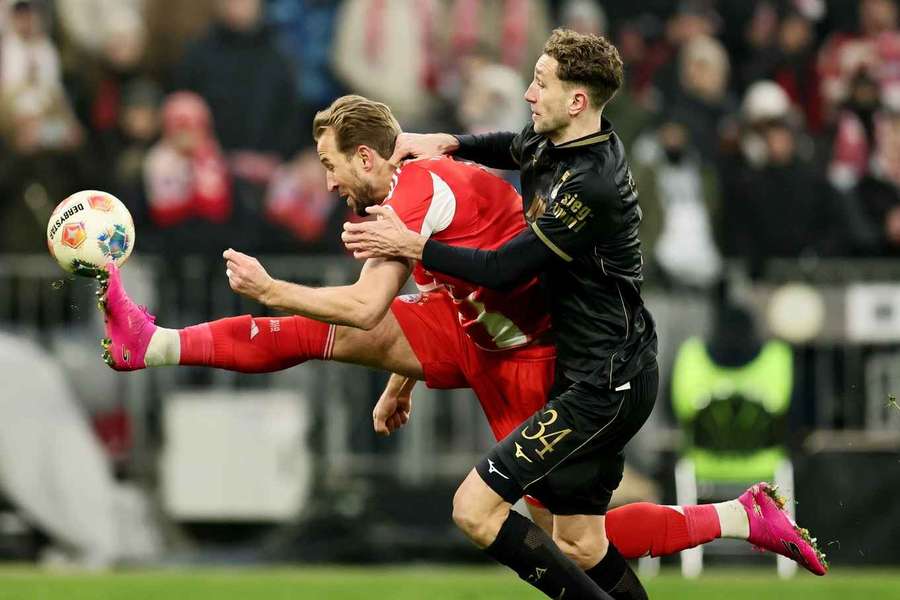 Duel din meciul Bayern Munchen - Augsburg