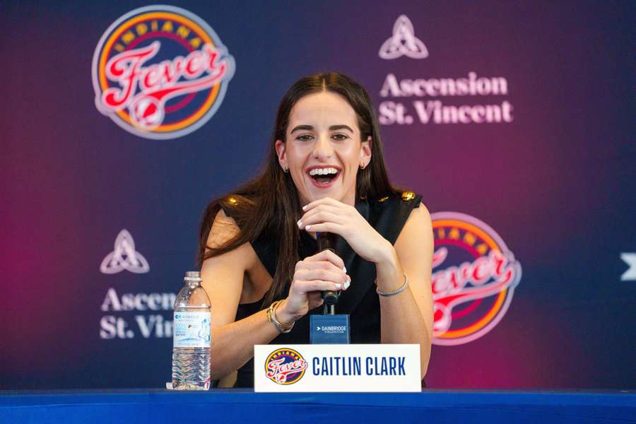 Caitlin Clark, jogadora do Indiana Fever, na conferência de imprensa de apresentação do seu novo clube