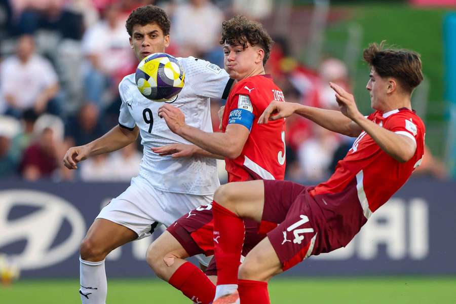 Hamza Abdelkarim, con el 9, durante un partido ante Suiza en el Mundial sub-17 de Catar