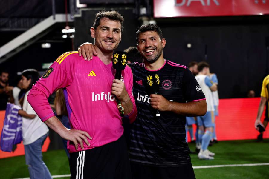 Casillas e Agüero dão espetáculo