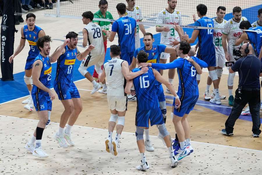 L'esultanza degli azzurri nella finale contro la Bulgaria