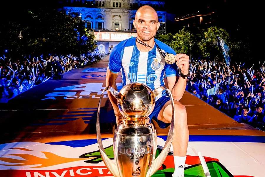 Pepe com o troféu de campeão nacional pelo FC Porto