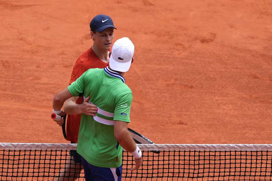 Sinner venceu Dimitrov já sabendo que estaria no topo do ranking devido ao abandono de Djokovic