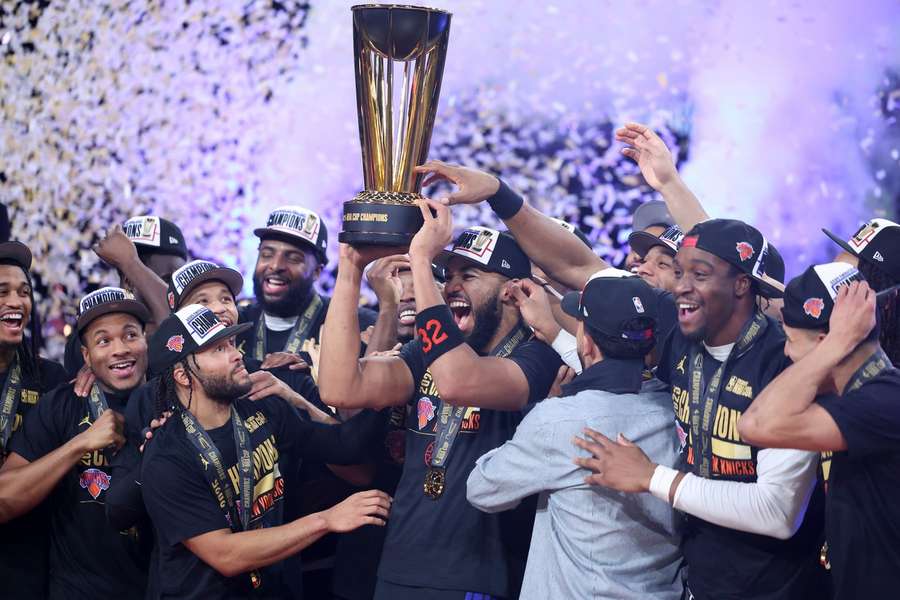 Basketbalisté New Yorku s trofejí pro vítěze NBA Cupu.