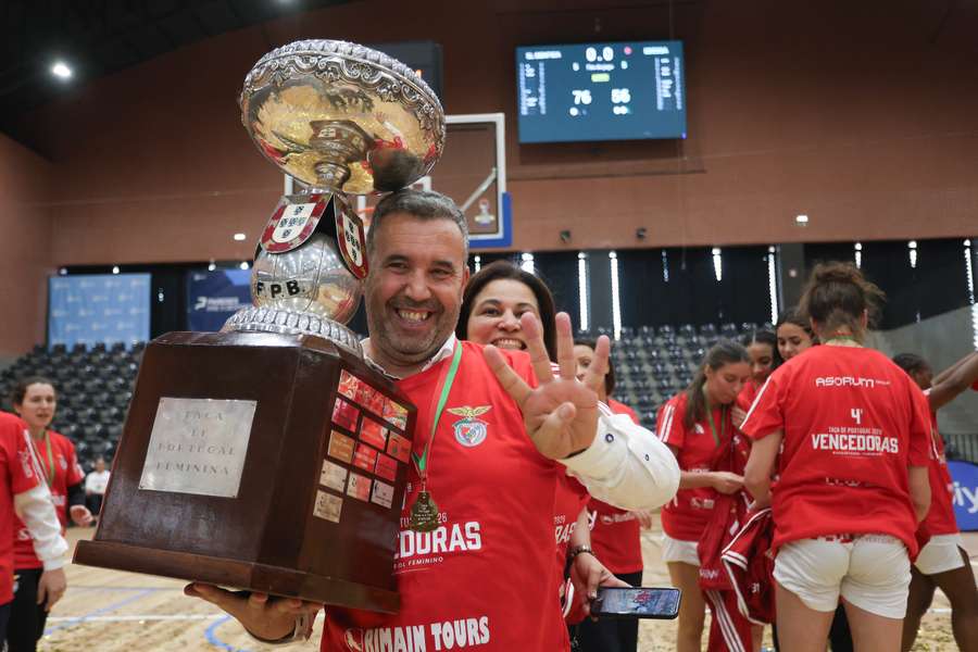 Eugénio Rodrigues, treinador do Benfica, com o troféu da Taça de Portugal feminina
